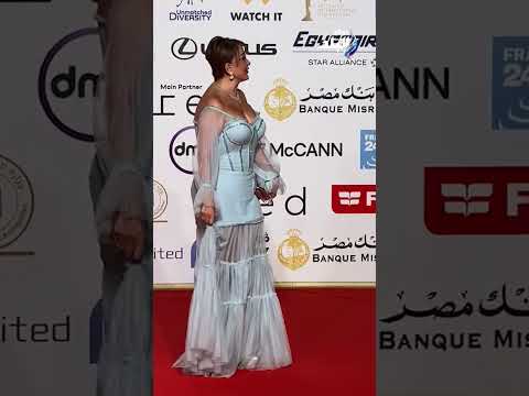 مادلين طبر تستعرض جمالها على السجادة الحمراء لحفل ختام مهرجان القاهرة