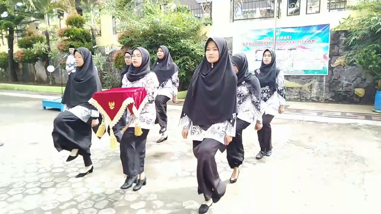 UPACARA PERINGATAN HUT PGRI KE 74 DI SDN 02 PERCONTOHAN BUKITTINGGI TAHUN 2019