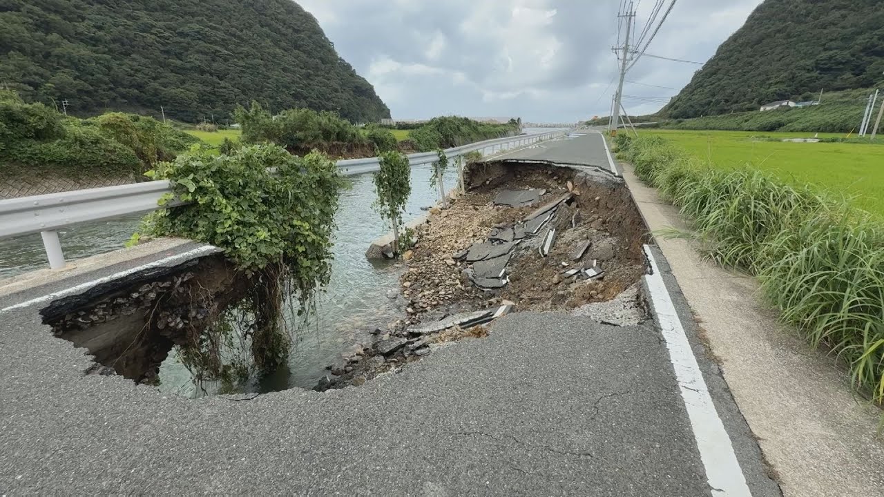 対馬市では道路陥没　大雨の影響