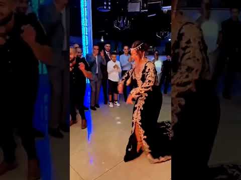 عروس جزائرية في فرنسا تبدع في رقص العلاوي 