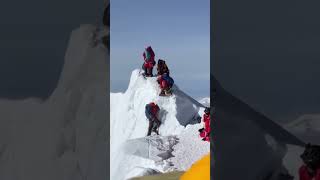 Climbers stranded on Mount Everest after cornice collapses screenshot 1