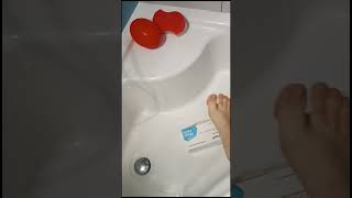 Karolina depta na pudełku z wodą #barefoot #crush #stomping