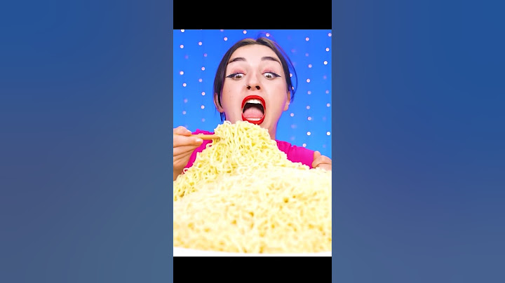 Comiendo fideos grandes.