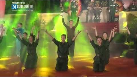 Hàng nghìn ngọn nến tri ân các anh hùng liệt sĩ.