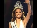 Denise Quiñones in her coronation as Miss Universe 2001