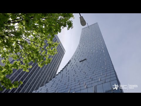 Video: Casă contemporană la nivel înalt cu vedere la centrul orașului Seattle și Mt. Rainier