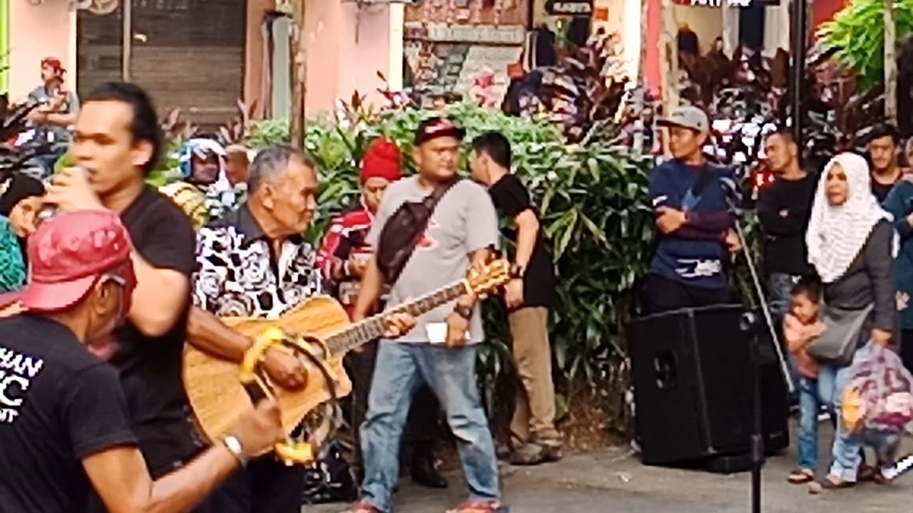 Saat kita berpisah... kau pegang erat tanganku... - YouTube