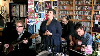 Miniatura de vídeo de "Kelly Hogan: NPR Music Tiny Desk Concert"