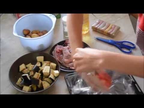 Запекаем мясо с картофелем и баклажанами на помидорках