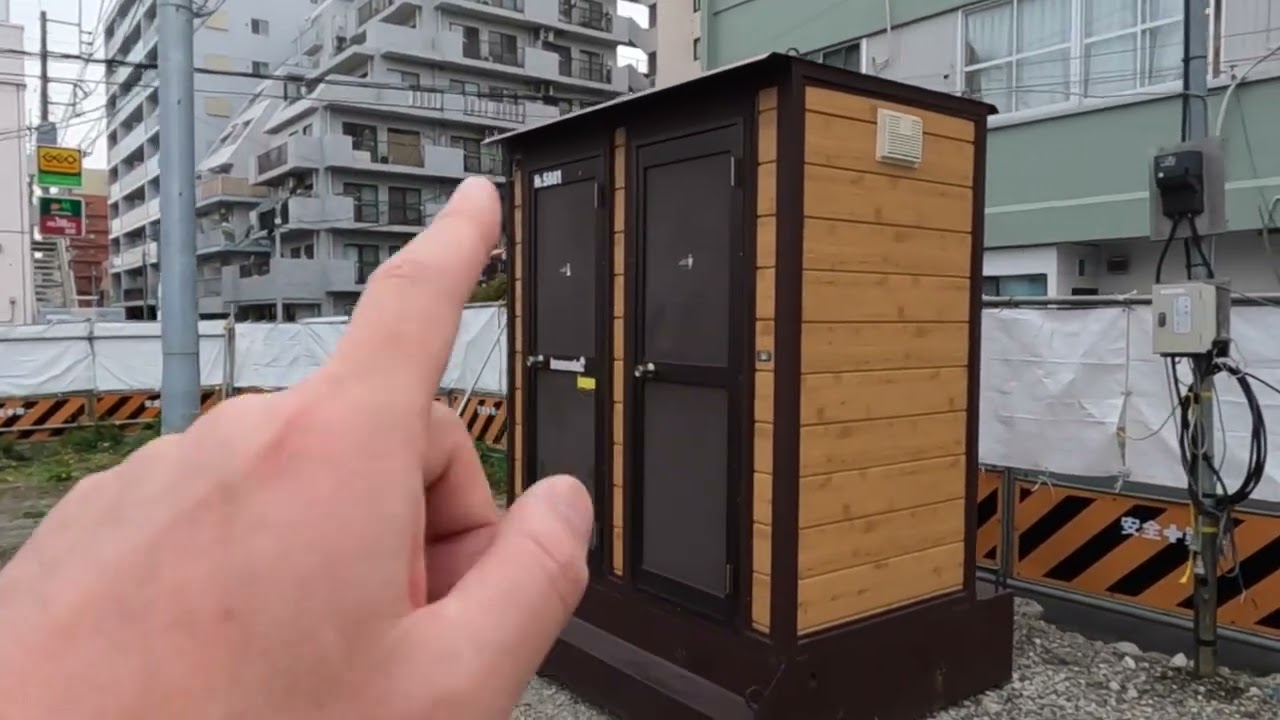 やまと公園 カナモトさん仮設トイレ搬入 - YouTube