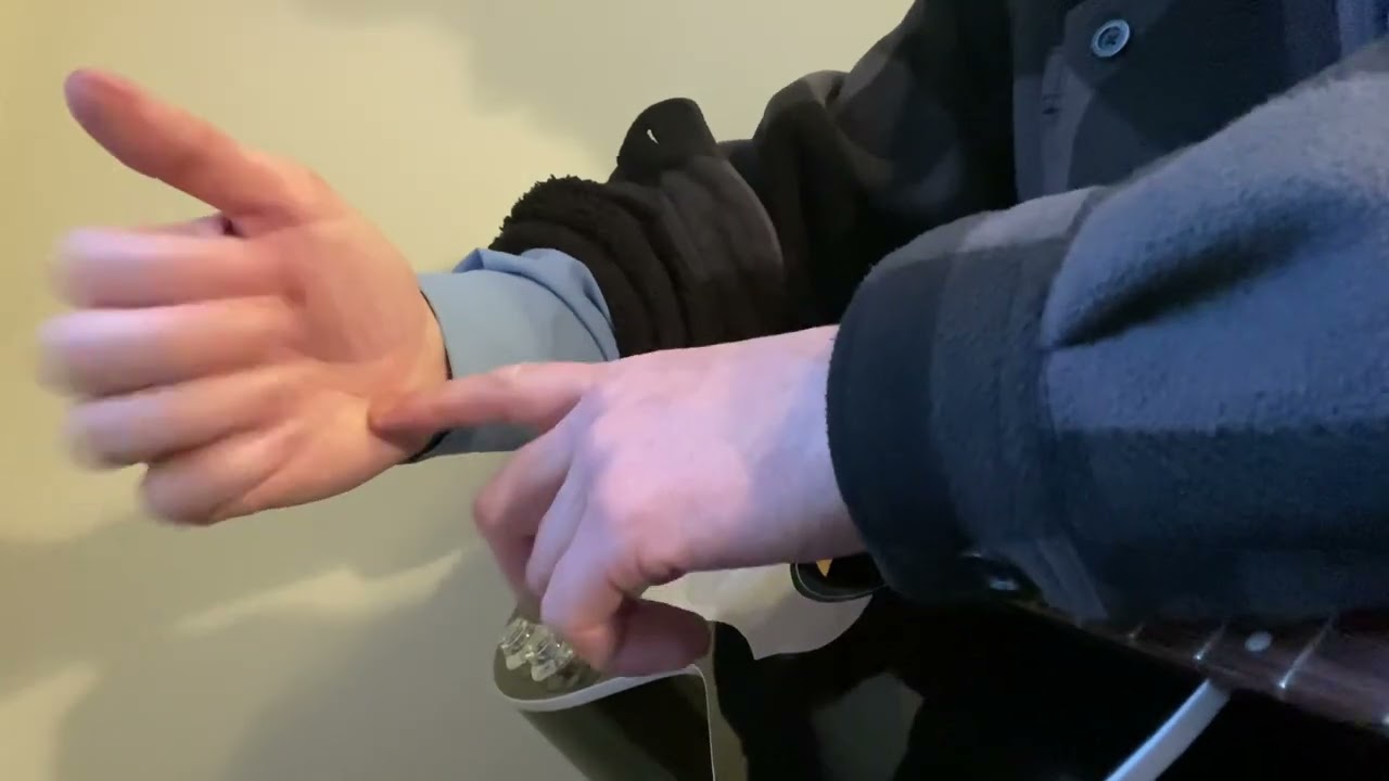 How to play guitar fingerstyle efficiently & safely? KEEP WRIST 1-Flexed ❌ 2-Straight ✅  3-Fallen ✅?