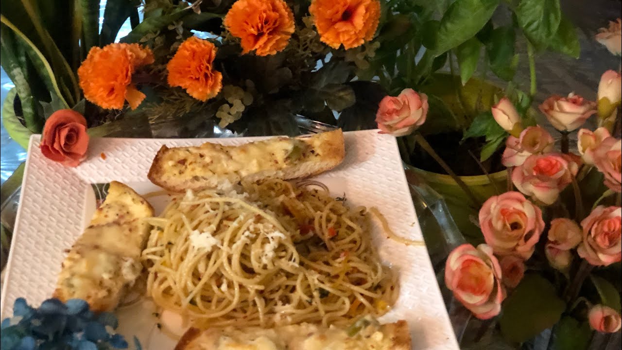 Spaghetti Aglio e Olio | Recipe Italian Garlic Pasta Recipe ✌️With cheesy Garlic Bread #Aglio-eOlio | Food and Passion by Kavita Bardia