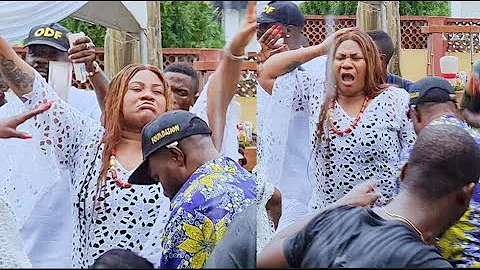 Nkechi Blessing Shock Everyone, She Enters Into The Rain To Dance with Her Sibling At Her Mom Burial