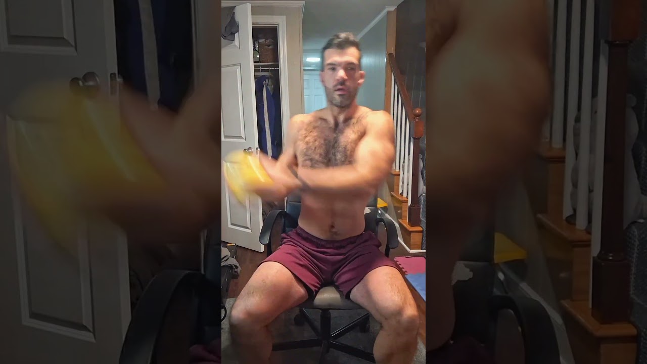 Разминка с медицинским мячом на офисном кресле! Расслабьте тело утром! 