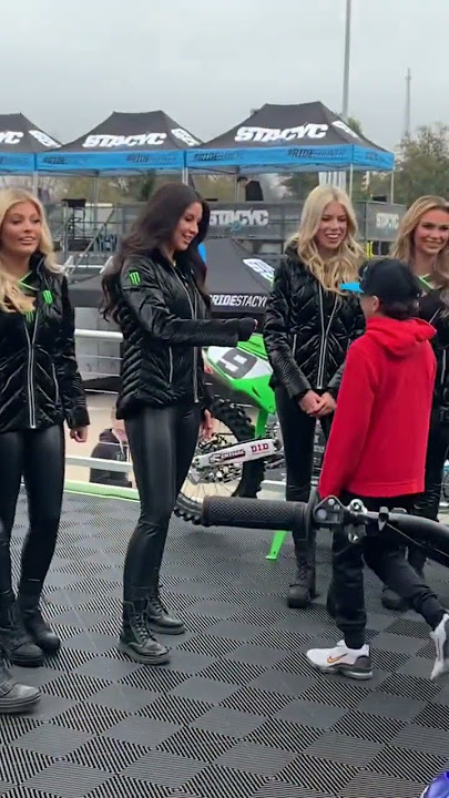 SUPERCROSS ARLINGTON MONSTER ENERGY GIRLS