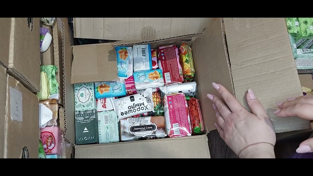 Разбираю коробочки с мылом. 