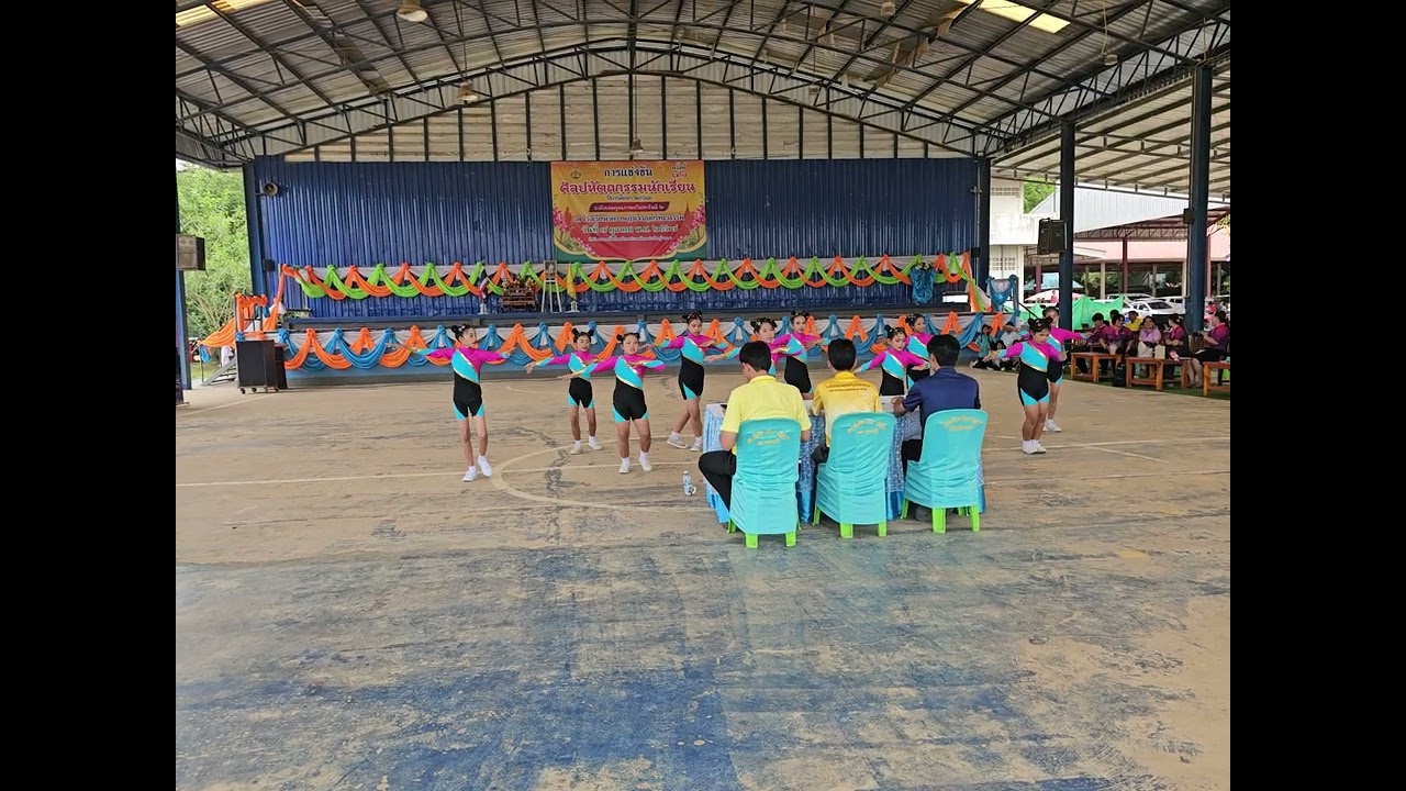 งานศิลปะหัตถกรรมนักเรียนระดับเขตคุณภาพครั้งที่๗๒ โรงเรียนบ้านปรือวายใหญ๋ แอโรบิก