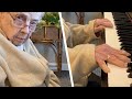 Diese 93-Jährige erinnert sich an nichts. Doch dann sieht sie ein Klavier und erinnert sich wieder.