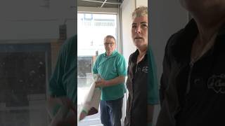 Feijenoord-fan plakt stickers op ramen van Chocotoko Atelier | Mona grijpt in!