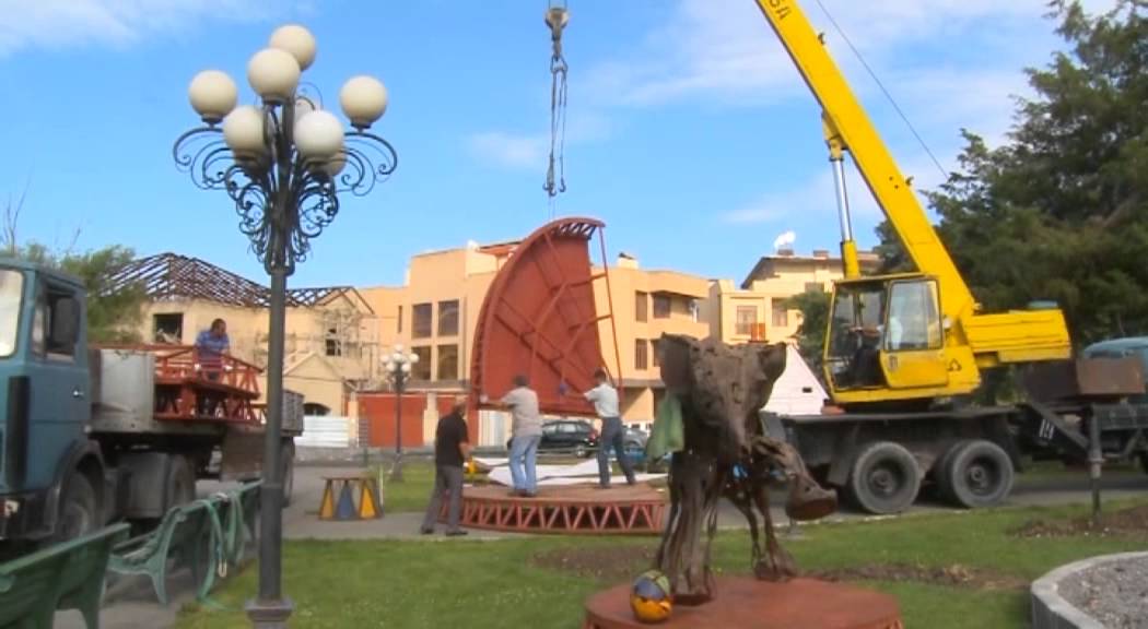 Installation of "Circus" Sculpture by Jim Unsworth at the Cafesjian Center for the Arts