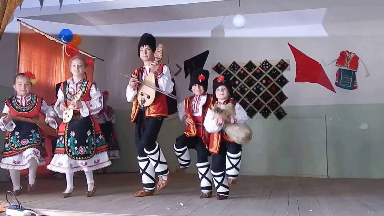 Ранно утро грее, тамбурата пее