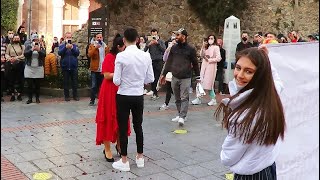 Türk düğün gelenekleri: İstanbul'un merkezinde bir adam bir kızın elini ister Resimi