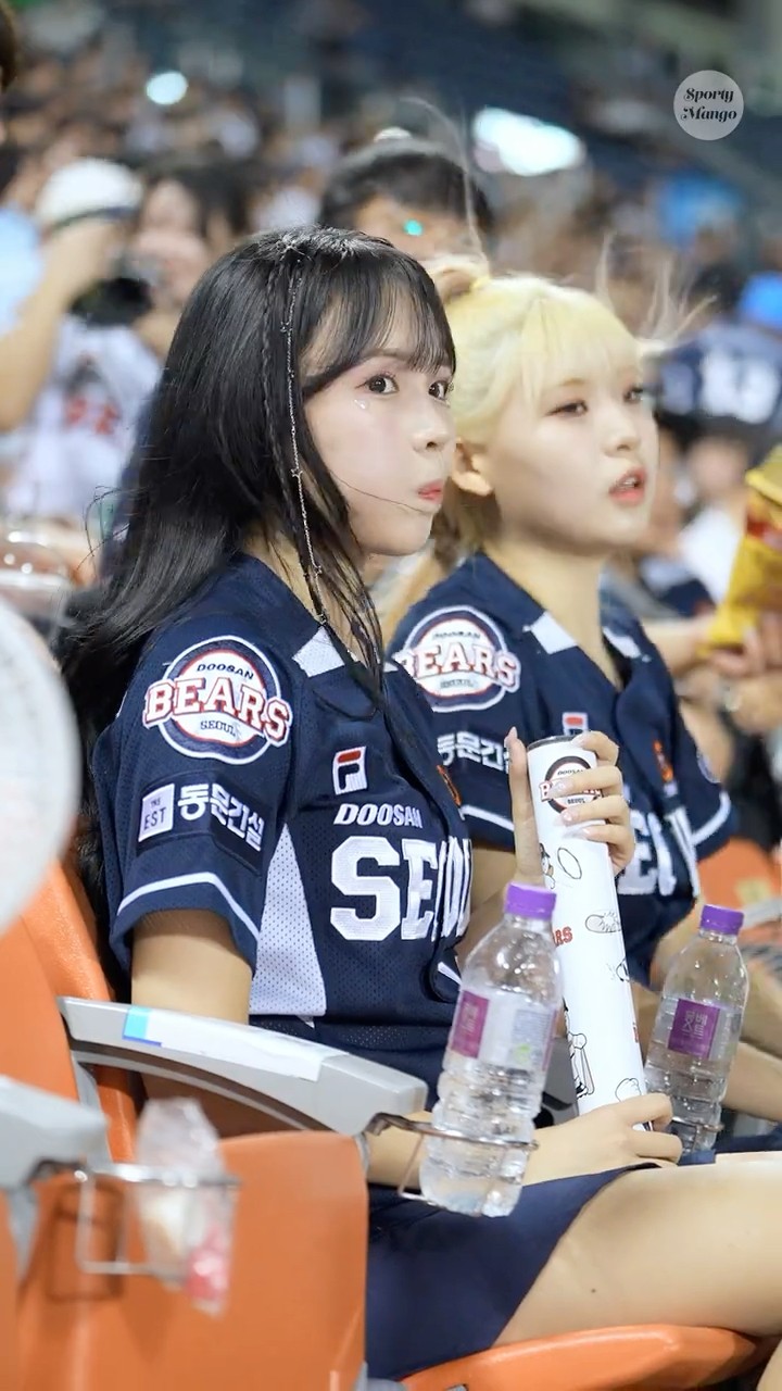 응원도구 챙기고 리듬타는 문혜진 치어리더