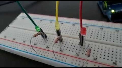 Funcionamento de um Semáforo Simples sem Pedestres (Arduíno UNO)