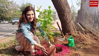 Mehreen Pirzada Plants Saplings As Part Of Green India Challengemehreen Pirzadanewstodaytelangana