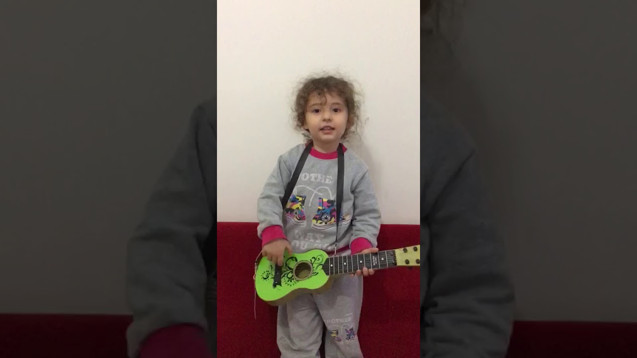 Gitari aglatan kız👍 - YouTube