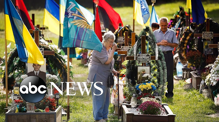 Ukraine war anniversary, dinosaur tracks, migrants: World in Photos, Aug. 24