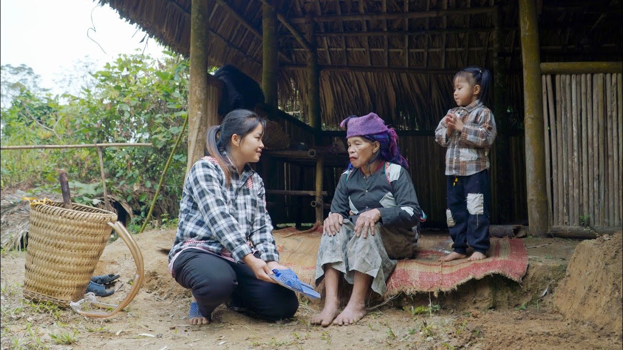 A single mother's surprise gift to a kind old lady as winter approaches.