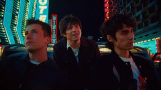 Смотреть клип Wallows - At The End Of The Day