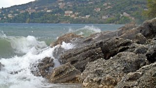 Αγριεμένη θάλασσα στη Νικιάνα Λευκάδας