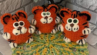 картинка: Вязовог! Не только вяжу игрушки, но и одеваю!) Хочу что-то новенькое🤔