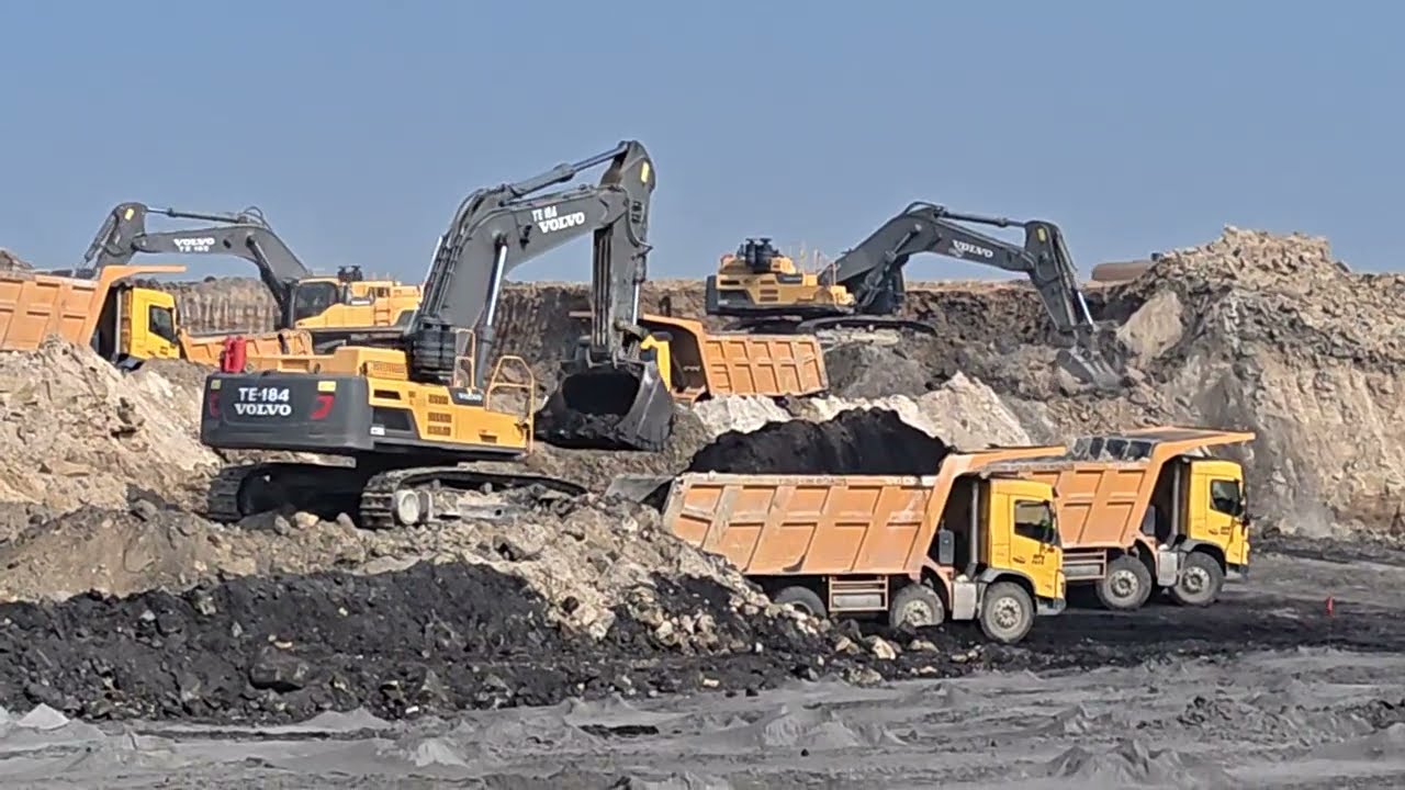 Coal mining me Volvo ka supar power jabardast loading ... | JCB machine | Truck #jcbvideo #truck 