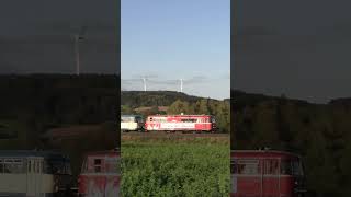 Der Schienenbus knattert den Berg rauf