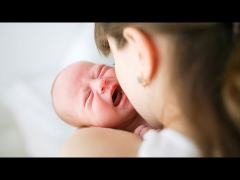 Видео: Защо бебетата получават колики?