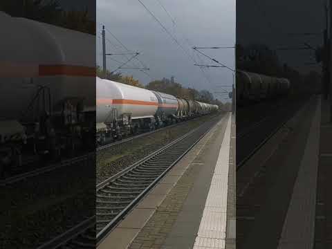 Güterzug fährt durch