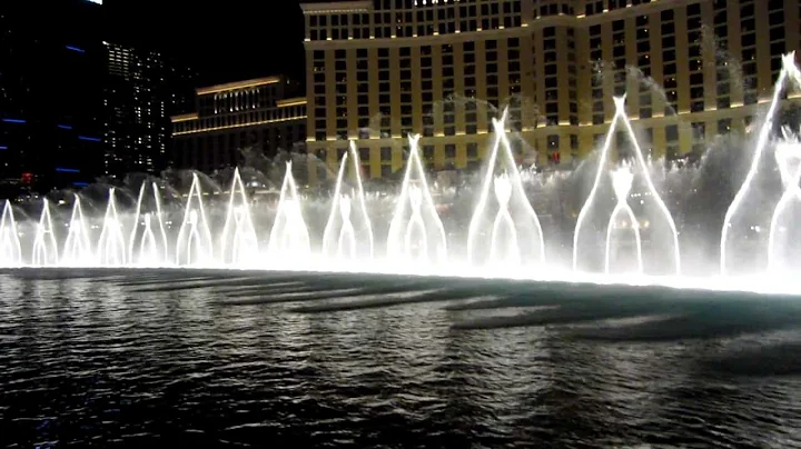 Amazing Bellagio fountain show, Las Vegas - Michae...