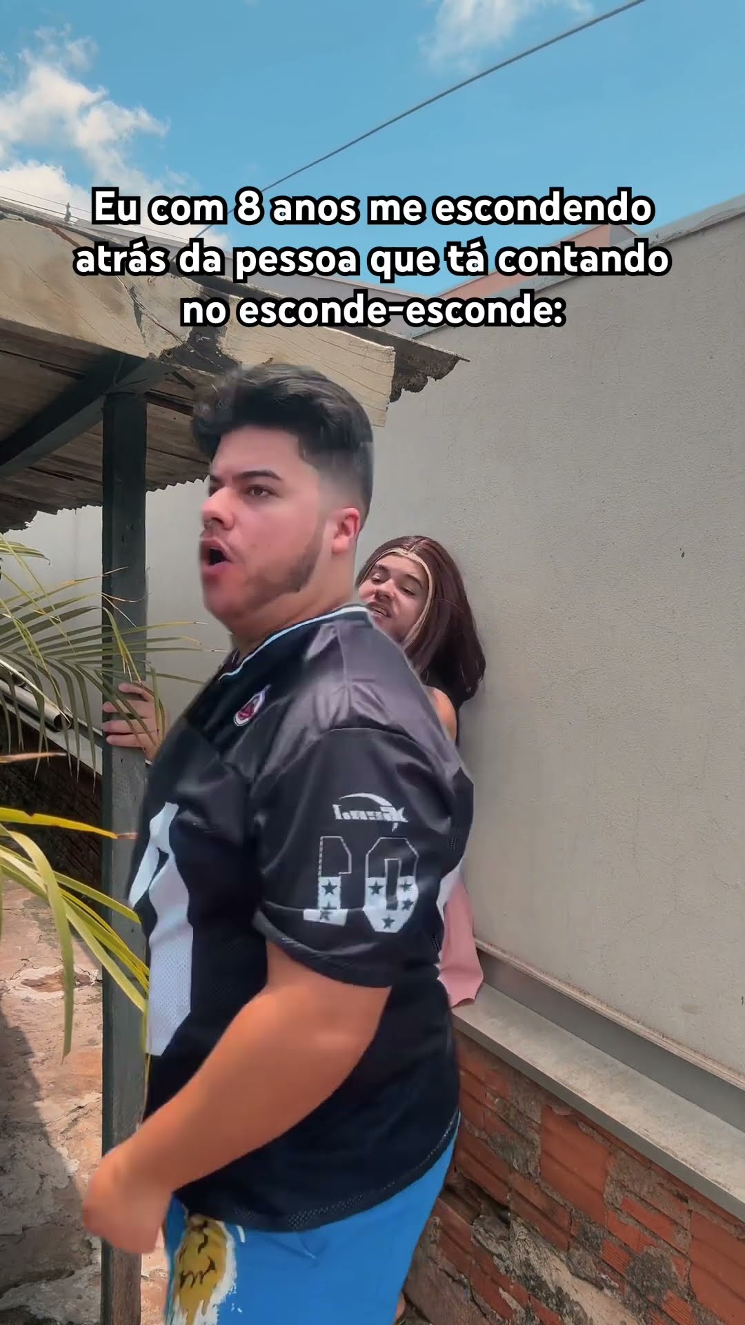 EU COM 8 ANOS ME ESCONDENDO ATRÁS DA PESSOA QUE TÁ CONTANDO NO ESCONDE-ESCONDE