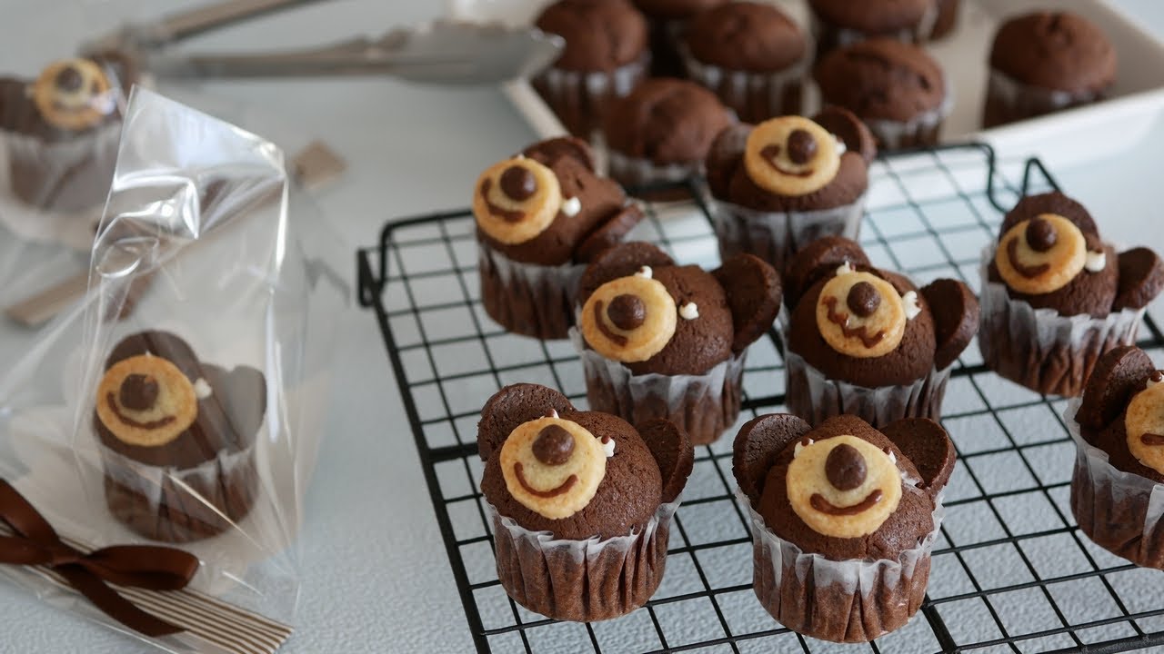 ふわっと濃厚で美味しいクマフィン作ってみた!  Cocoa Bear Muffins - YouTube