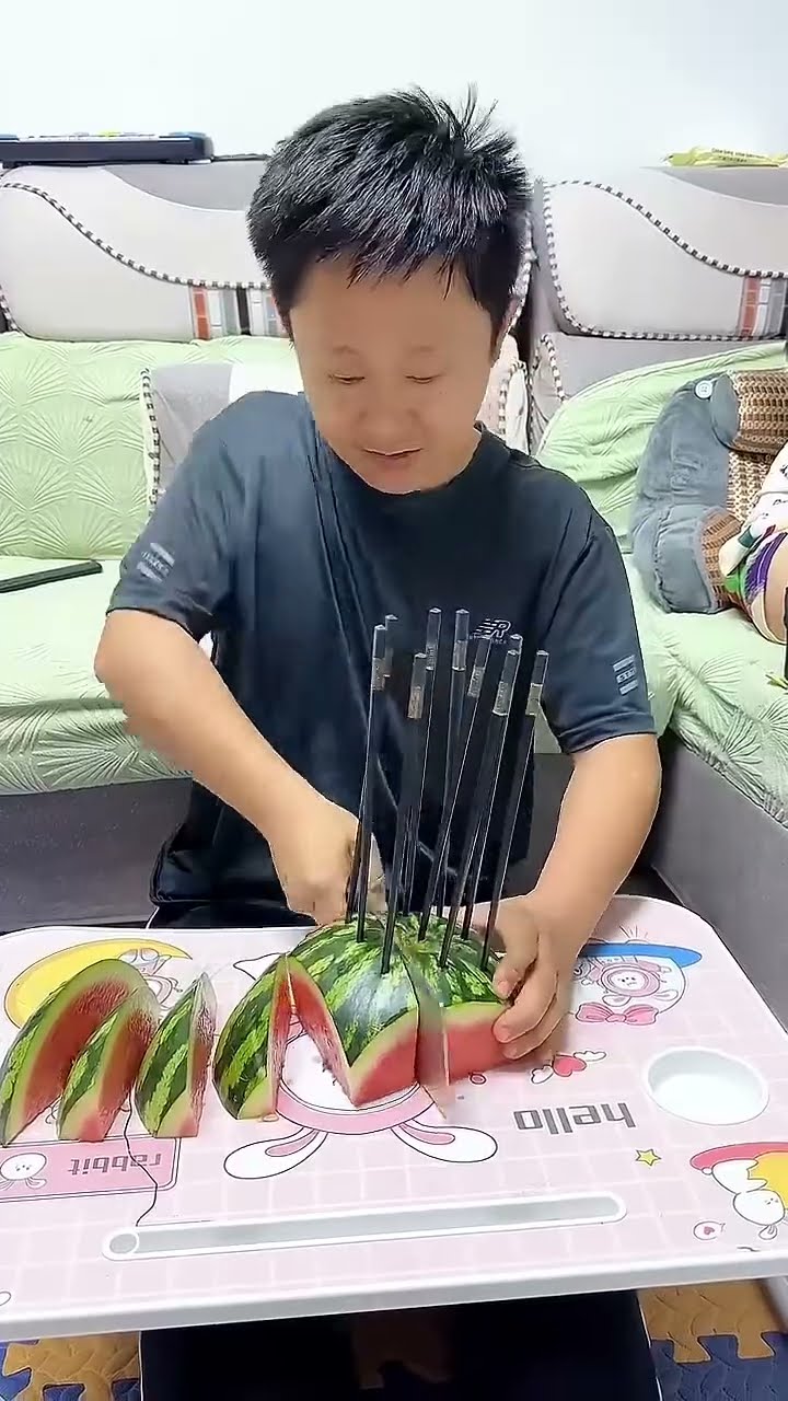 给儿子做西瓜冰淇淋，还得是爸爸有办法啊！#Cute baby#Cute#呆萌小米宝#聪明宝宝#萌娃