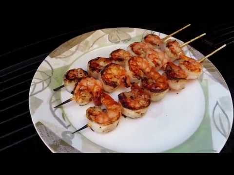 Video: Shrimps Nyob Rau Hauv Ham On Skewers