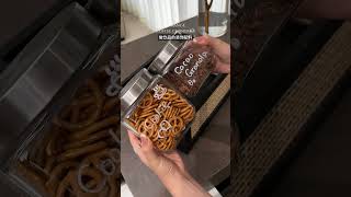宅家的治愈时刻｜布置1㎡家庭咖啡角☕️ 小小的角落变得幸福感满满✨ 收纳清单： 🔘木质杯架 🔘纸杯架 🔘草编小框 🔘信封托盘 🔘旋转托盘 🔘咖啡密封罐 🔘吸管餐具桶 🔘中古收纳筐 ?