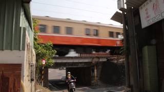 6902次大R行包通過小橋