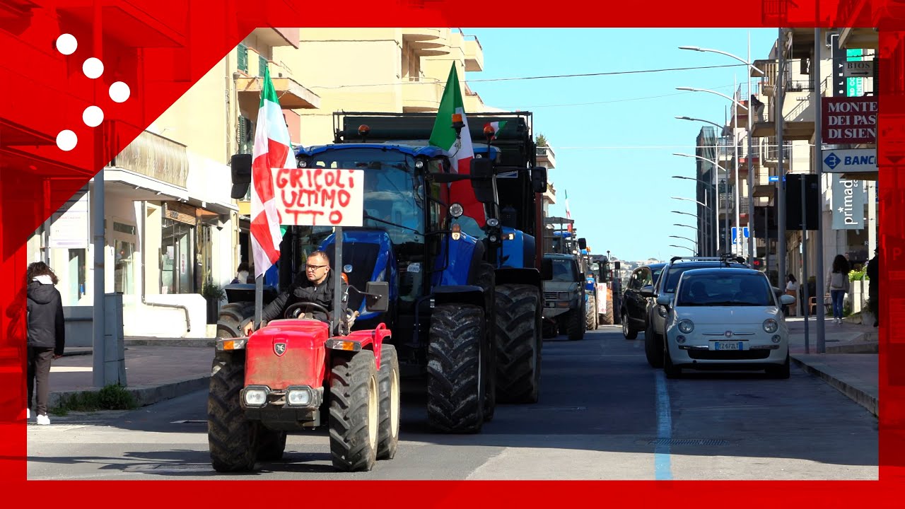 Modica (Ragusa), corteo di trattori per le vie della città