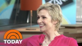 Jane Lynch Returns To ‘Hollywood Game Night’ | TODAY screenshot 3