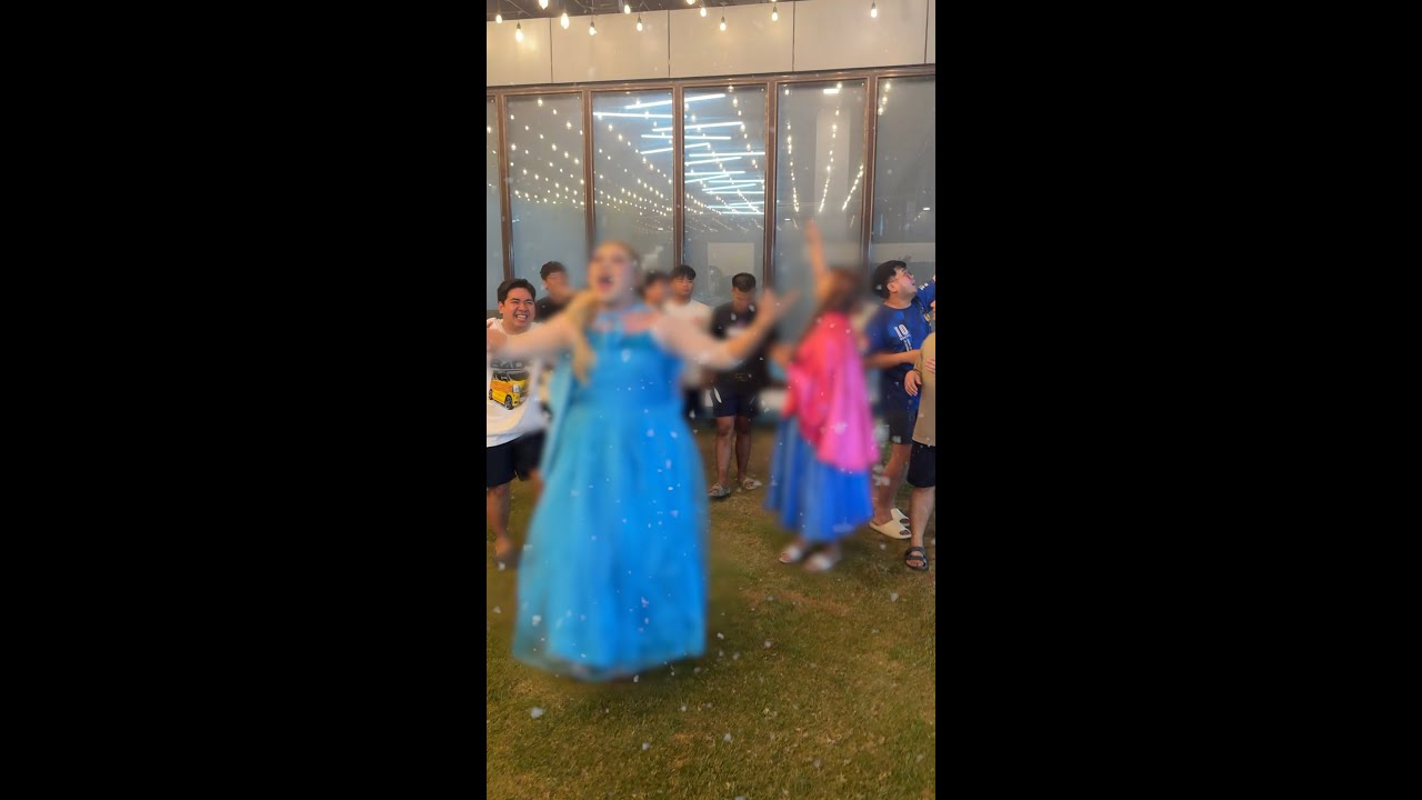 ANNA AND ELSA (FROZEN)