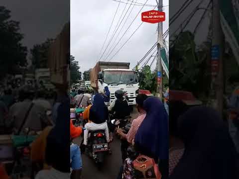 Kecelakaan mobil  di jembatan caringin labuan mobil  ayla  